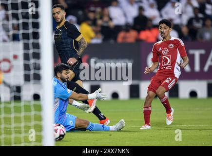 AL SADD SC vs Al ARABI SC -OOREDOO STARS LEAGUE QATAR Giovani Henrique l d'Al-Sadd SC marque le but lors du match Ooredoo Stars League 24/25 entre Al-Sadd SC et Al-Arabi SC au stade Jassim Bin Hamad à Doha, Qatar, le 22 août 2024. DOHA Qatar Copyright : xNOUSHADx Banque D'Images