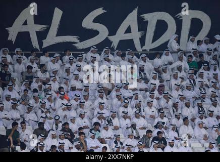 AL SADD SC vs Al ARABI SC -OOREDOO STARS LEAGUE QATAR les supporters d'Al-Sadd SC encouragent leur équipe lors du match Ooredoo Stars League 24/25 entre Al-Sadd SC et Al-Arabi SC au stade Jassim Bin Hamad à Doha, Qatar, le 22 août 2024. DOHA Qatar Copyright : xNOUSHADx Banque D'Images