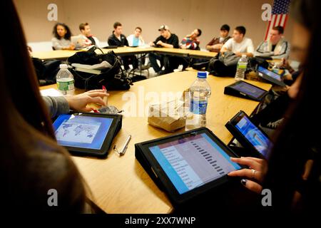 Les élèves du lycée Roslyn participent à un projet pilote dans le cadre duquel ils ont remplacé des ordinateurs portables par des iPad. Banque D'Images