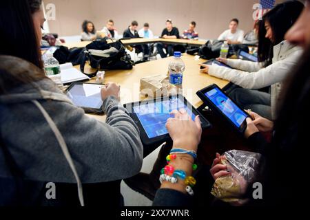 Les élèves du lycée Roslyn participent à un projet pilote dans le cadre duquel ils ont remplacé des ordinateurs portables par des iPad. Banque D'Images