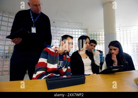 Les élèves du lycée Roslyn participent à un projet pilote dans le cadre duquel ils ont remplacé des ordinateurs portables par des iPad. Banque D'Images