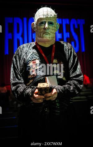 Londres, Royaume-Uni. 22 août 2024. Un fan dans un costume «Hellraiser» «tête d'épingle» alors que les fans se rassemblent avant le début et «Bienvenue» au festival pendant Frightfest 2024, la 25e édition du festival du film d'horreur. Le festival est à l'ODÉON pour la première fois en 25 ans et tout le monde était impatient de voir le nouveau lieu. Photo de Julie Edwards./Alamy Live News Banque D'Images