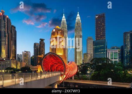 13 janvier 2023 : liaison Saloma, Saloma Pintasan, un pont combiné piéton et cycliste de 69 mètres sur la rivière Klang à Kuala Lumpur, en Malaisie. Banque D'Images