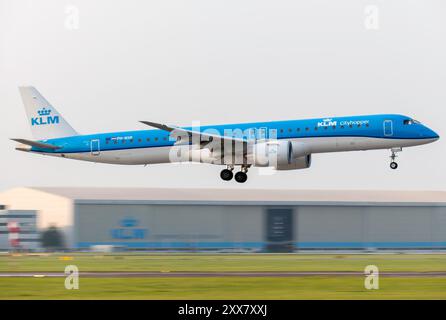 SCHIPHOL- Un avion de KLM Cityhopper atterrit à l'aéroport de Schiphol. ANP/ HOLLANDSE HOOGTE MARCEL ANTONISSE pays-bas OUT - belgique OUT Banque D'Images