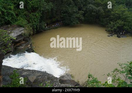 Les chutes de Pandav, nichées dans le parc national de Panna dans le district indien de Panna du Madhya Pradesh, sont une cascade sereine et pérenne alimentée par un affluent de t Banque D'Images