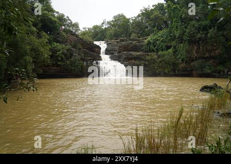 Les chutes de Pandav, nichées dans le parc national de Panna dans le district indien de Panna du Madhya Pradesh, sont une cascade sereine et pérenne alimentée par un affluent de t Banque D'Images