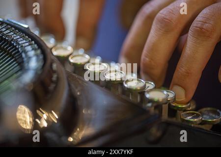 Wiltingen, Allemagne. 22 août 2024. Un type de machine à écrire mécanique est frappé. Les étudiants Jakob Kramp et Paul Hallmanns collectionnent et vendent les vieux Remington, Underwood, Olivetti, Olympia, Hermès, machines à écrire Continental, Mercedes, Adler et Erika. (To dpa text : deux jeunes hommes sont fans de machine à écrire) crédit : Harald Tittel/dpa/Alamy Live News Banque D'Images