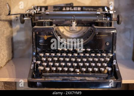 Wiltingen, Allemagne. 22 août 2024. Une machine à écrire mécanique Adler Standard 12 d'environ 90 ans est exposée à Wiltingen. Les étudiants Jakob Kramp et Paul Hallmanns collectionnent et vendent les vieux Remington, Underwood, Olivetti, Olympia, Hermès, machines à écrire Continental, Mercedes, Adler et Erika. (To dpa text : deux jeunes hommes sont fans de machine à écrire) crédit : Harald Tittel/dpa/Alamy Live News Banque D'Images