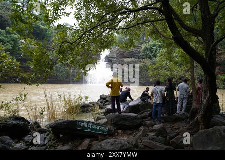 Les touristes qui s'amusent aux chutes de Pandav, nichées dans le parc national de Panna dans le district indien de Panna du Madhya Pradesh, est une cascade sereine et vivace Banque D'Images