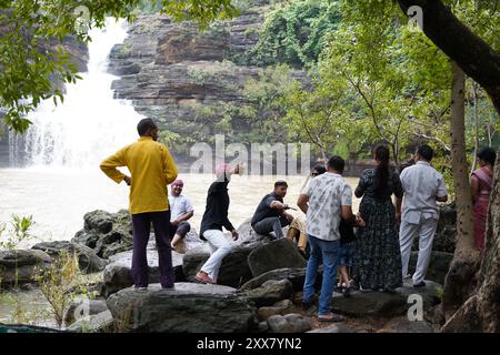 Les touristes qui s'amusent aux chutes de Pandav, nichées dans le parc national de Panna dans le district indien de Panna du Madhya Pradesh, est une cascade sereine et vivace Banque D'Images