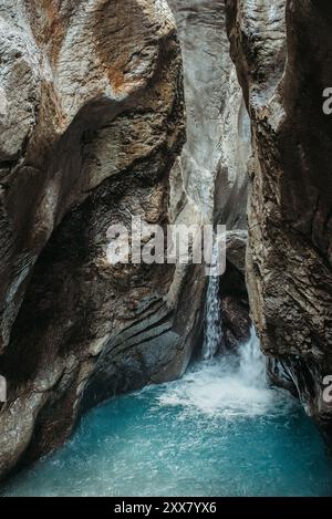 L'eau turquoise coule à travers les formations rocheuses du canyon Rosenlaui Banque D'Images