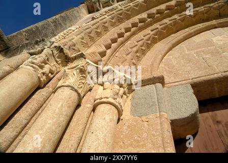 Porte principale de l'église de Vera Cruz (fondée par les Chevaliers Templiers dans le 12ème cent.) Style de transition entre roman et gothique primitif. Ségovie (ci Banque D'Images