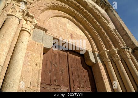 Porte principale de l'église de Vera Cruz (fondée par les Chevaliers Templiers dans le 12ème cent.) Style de transition entre roman et gothique primitif. Ségovie (ci Banque D'Images