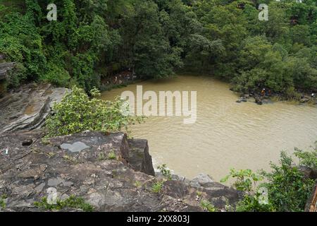 Les chutes de Pandav, nichées dans le parc national de Panna dans le district indien de Panna du Madhya Pradesh, sont une cascade sereine et pérenne alimentée par un affluent de t Banque D'Images