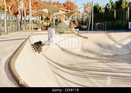 Patineur à roulettes masculin pratiquant sur une rampe Banque D'Images
