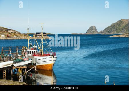 Vue sur le village de pêcheurs de Giesvaer et ses environs, île de Mageroya, Norvège Banque D'Images