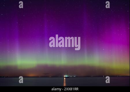 Aurora Borealis au-dessus de l'eau à Heiligenhafen, Allemagne Banque D'Images