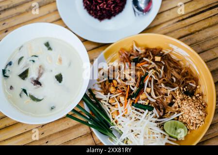 Cuisine traditionnelle végétarienne et végétalienne thaïlandaise : Pad Thai et curry vert Banque D'Images