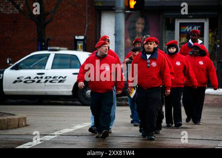 Camden, classée deuxième ville la plus dangereuse des États-Unis, est aux prises avec un déficit et réduit de moitié la police et les pompiers. Guardian Angels se portent volontaires pour garder le calme dans la ville troublée. Guardian Angels - eller skytsengler - patruljerer gatene i Camden - til hjelp for de kraftig reduserte politistyrkene. Banque D'Images