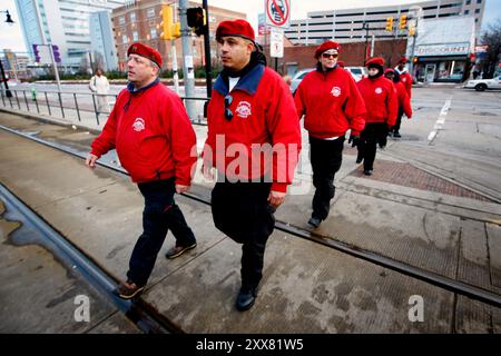 Camden, classée deuxième ville la plus dangereuse des États-Unis, est aux prises avec un déficit et réduit de moitié la police et les pompiers. Guardian Angels se portent volontaires pour garder le calme dans la ville troublée. Banque D'Images