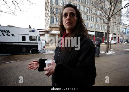 Camden, classée deuxième ville la plus dangereuse des États-Unis, est aux prises avec un déficit et réduit de moitié la police et les pompiers. Guardian Angels se portent volontaires pour garder le calme dans la ville troublée. Traumesykepleier Lillian Segal. Banque D'Images