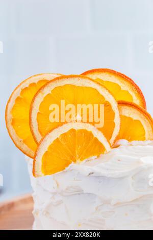Tranches d'orange séchées sur un gâteau givré, vibrant et texturé Banque D'Images