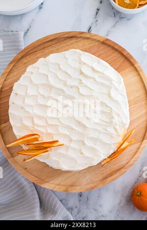 Gâteau aromatisé à l'orange avec glaçage blanc et tranches d'orange Banque D'Images