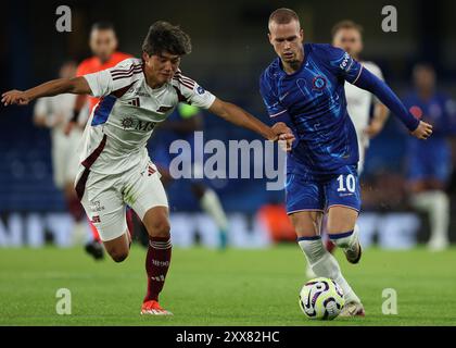 Londres, Royaume-Uni. 22 août 2024. Keigo Tsunemoto de Servette et Mykhailo Mudryk de Chelsea disputent le ballon lors du match de l'UEFA Europa Conference League à Stamford Bridge, Londres. Le crédit photo devrait se lire : Paul Terry/Sportimage crédit : Sportimage Ltd/Alamy Live News Banque D'Images