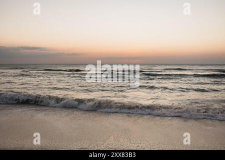 Tranquille Naples, plage de Floride au coucher du soleil avec des vagues douces Banque D'Images