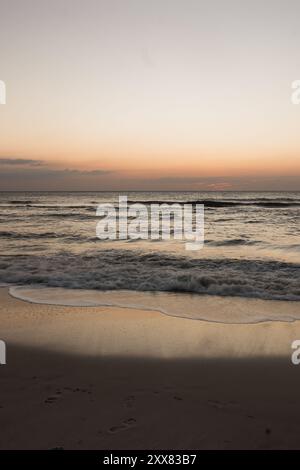 Tranquille Naples, plage de Floride au coucher du soleil avec des vagues douces Banque D'Images
