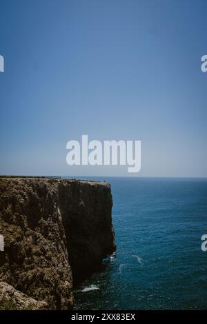 Falaises à côté du phare de Sagres. Banque D'Images