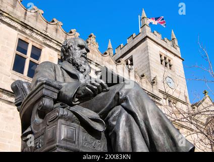 Statue Charles Darwin devant la bibliothèque Shrewsbury, Shropshire. Banque D'Images