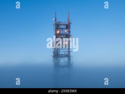 Mât de télécommunications sur le sommet de Brown Clee, Shropshire. Banque D'Images