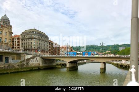 Pont Arenal en béton armé sur la rivière Nervion construit en 1938 et nommé à l'origine Pont de la victoire Bilbao pays Basque Euskadi Espagne Banque D'Images