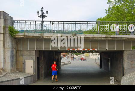 Métro piétonnier dans le cadre du pont Arenal en béton armé sur la rivière Nervion partie du Paseo del Arenal pays Basque Euskadi Espagne Banque D'Images