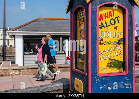 Un « peep box » traditionnel près de la jetée à Teignmouth, Devon Banque D'Images