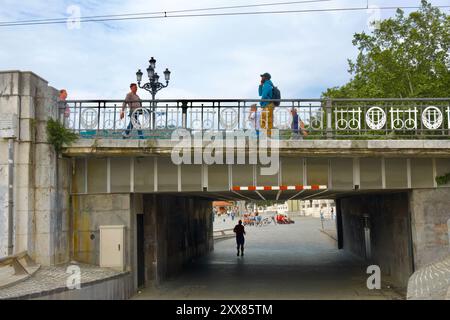 Métro piétonnier dans le cadre du pont Arenal en béton armé sur la rivière Nervion partie du Paseo del Arenal pays Basque Euskadi Espagne Banque D'Images