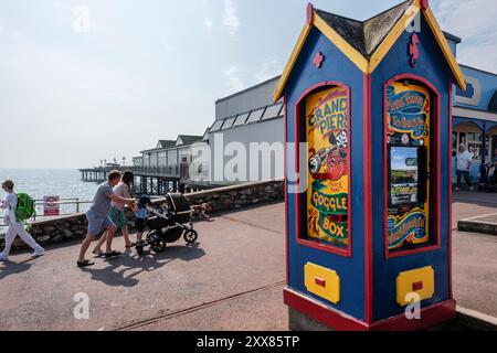 Un « peep box » traditionnel près de la jetée à Teignmouth, Devon Banque D'Images