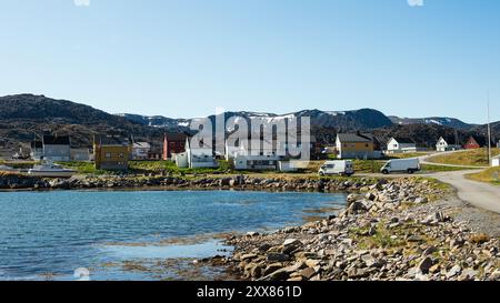 Vue sur le village de pêcheurs de Giesvaer et ses environs, île de Mageroya, Norvège Banque D'Images