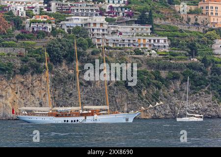 Amalfi, Italie - 28 juin 2014 : babouin de yacht à voile de soixante-deux mètres de long conçu par Lars Johansson fabriqué en Suède amarré à Amalfi Coast Summer Vacat Banque D'Images