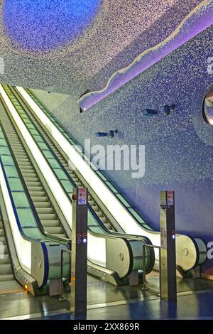 Naples, Italie - 25 juin 2014 : escalators illuminés murs en mosaïque bleue au projet de la station de métro Toledo Art dans le centre-ville. Banque D'Images