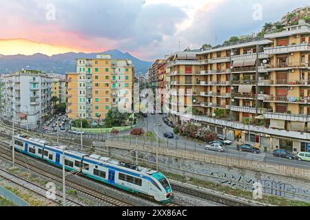 Salerne, Italie - 27 juin 2014 : vue aérienne du train régional Trenitalia à Railway Through Town dans l'après-midi d'été du Sud italien. Banque D'Images