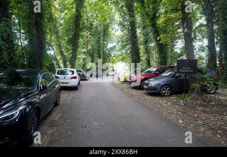 Voitures garées près du nouveau pub de Jeremy Clarkson, The Farmer's Dog, à Asthall, près de Burford dans l'Oxfordshire. Date de la photo : vendredi 23 août 2024. Banque D'Images