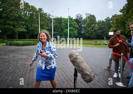 LA HAYE - 23/08/2024, Marjolein Faber, ministre de l'asile et de la migration arrive au Catshuis pour le Conseil des ministres. Normalement, ces réunions ont lieu au ministère des Affaires générales au Binnenhof, mais en raison de sa rénovation, l'équipe ministérielle se dirige vers la résidence officielle du premier ministre. ANP PHIL NIJHUIS pays-bas Out - belgique Out Banque D'Images