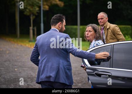 LA HAYE - 23/08/2024, Marjolein Faber, ministre de l'asile et de la migration arrive au Catshuis pour le Conseil des ministres. Normalement, ces réunions ont lieu au ministère des Affaires générales au Binnenhof, mais en raison de sa rénovation, l'équipe ministérielle se dirige vers la résidence officielle du premier ministre. ANP PHIL NIJHUIS pays-bas Out - belgique Out Banque D'Images