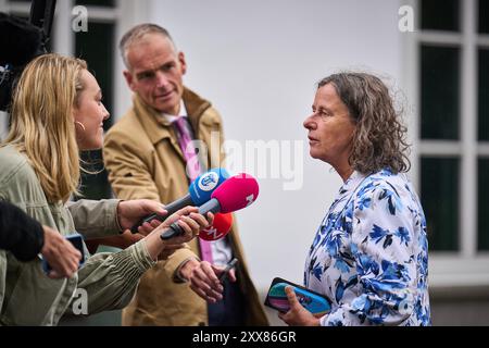 LA HAYE - 23/08/2024, Marjolein Faber, ministre de l'asile et de la migration arrive au Catshuis pour le Conseil des ministres. Normalement, ces réunions ont lieu au ministère des Affaires générales au Binnenhof, mais en raison de sa rénovation, l'équipe ministérielle se dirige vers la résidence officielle du premier ministre. ANP PHIL NIJHUIS pays-bas Out - belgique Out Banque D'Images