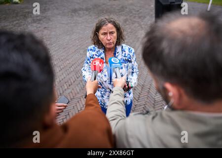 LA HAYE - 23/08/2024, Marjolein Faber, ministre de l'asile et de la migration arrive au Catshuis pour le Conseil des ministres. Normalement, ces réunions ont lieu au ministère des Affaires générales au Binnenhof, mais en raison de sa rénovation, l'équipe ministérielle se dirige vers la résidence officielle du premier ministre. ANP PHIL NIJHUIS pays-bas Out - belgique Out Banque D'Images