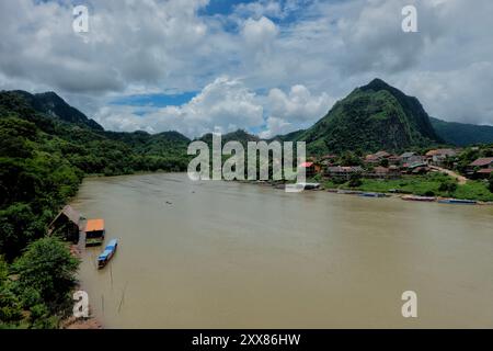 Vie endormie le long de la rivière Nam ou, Nong Khiaw, Laos Banque D'Images