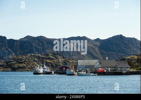 Vue sur le village de pêcheurs de Giesvaer et ses environs, île de Mageroya, Norvège Banque D'Images