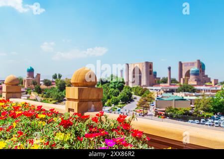 Vue de la mosquée Bibi-Khanum (Bibi-Khanym) depuis le mausolée Islam Karimov. Samarcande, Ouzbékistan - 20 juin 2024. Banque D'Images